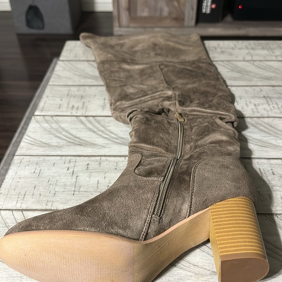 ♥️Knee High Taupe Colored Boots - Picture 4 of 4